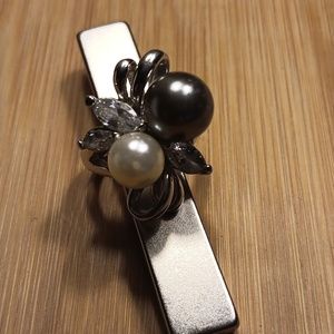 VINTAGE 14k WHITE GOLD RING CHARCOAL, CREAM PEARL. LOVELY 😍